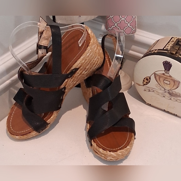 Kenneth Cole Black Leather Strappy Wedge  Sandals Sz 11M NWOB - Picture 1 of 8